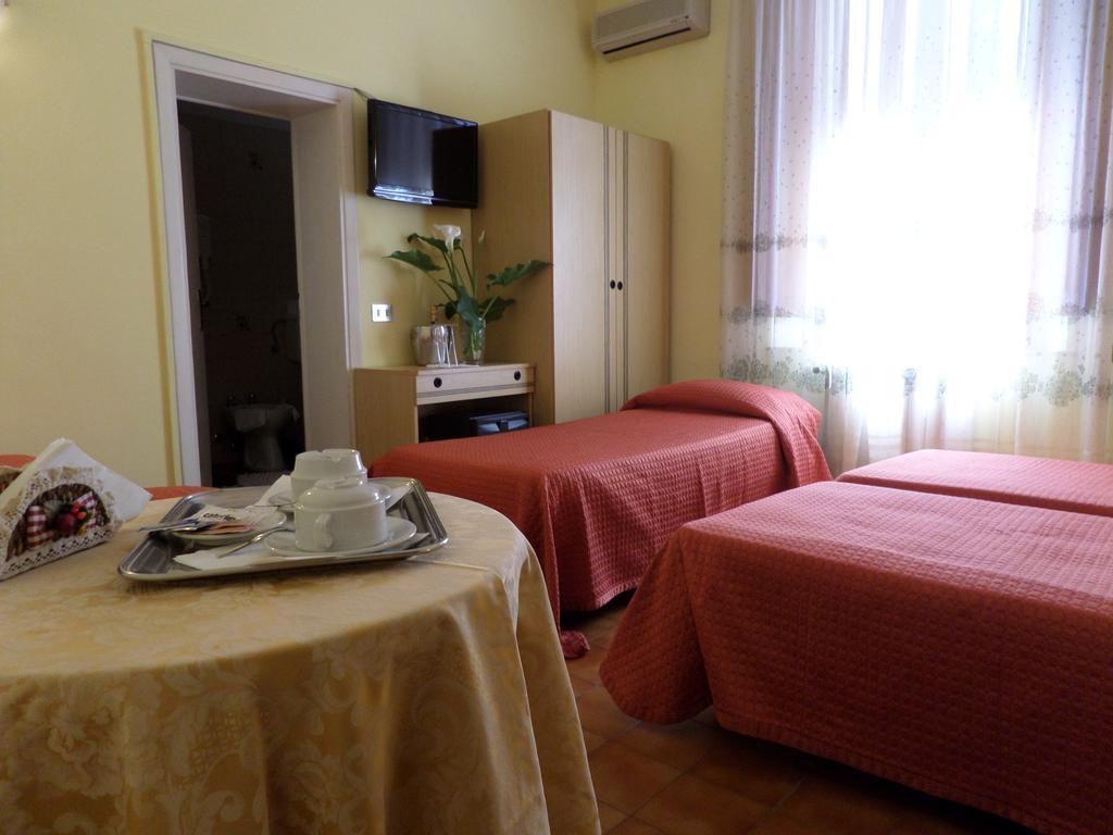 مونتيكاتيني تيرمي Hotel Delizia Genovese الغرفة الصورة
