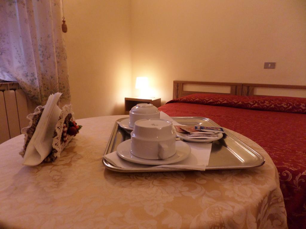 مونتيكاتيني تيرمي Hotel Delizia Genovese الغرفة الصورة