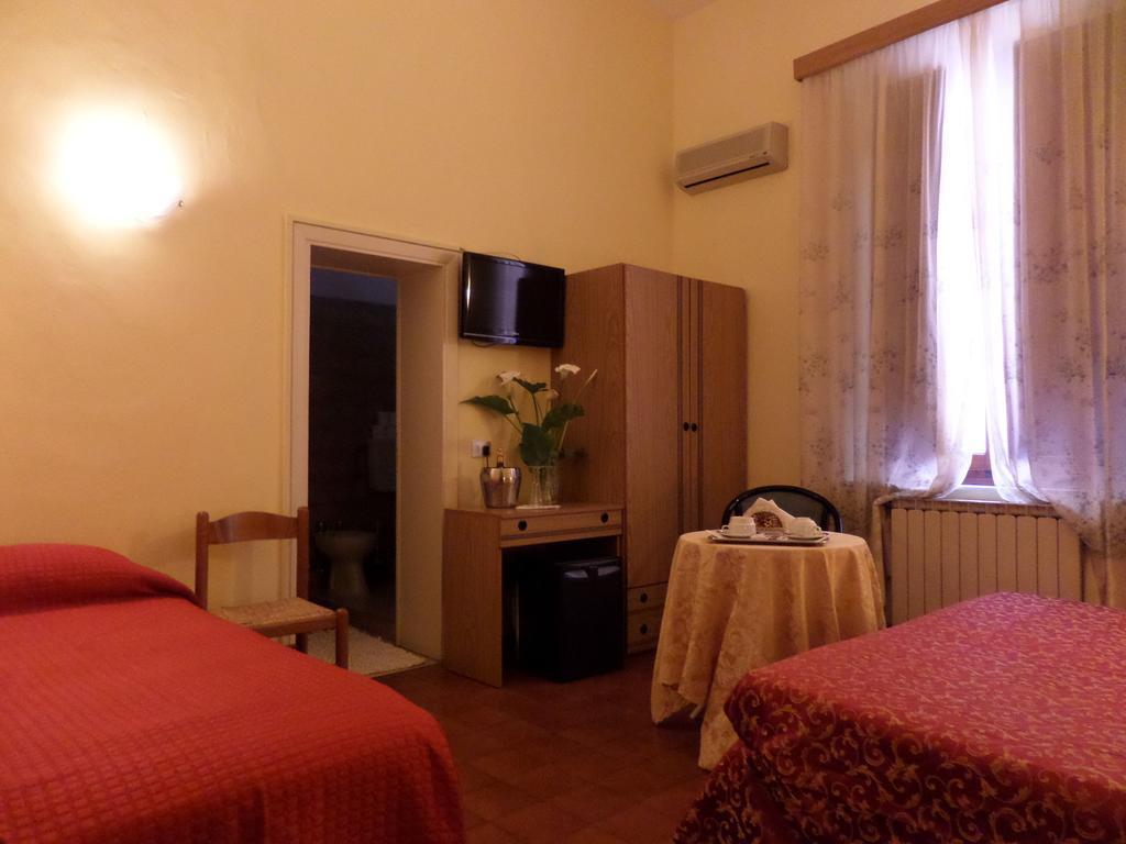 مونتيكاتيني تيرمي Hotel Delizia Genovese الغرفة الصورة