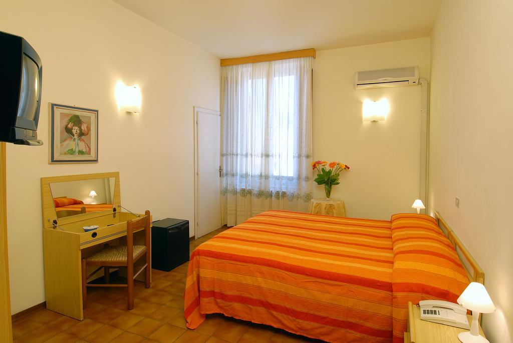 مونتيكاتيني تيرمي Hotel Delizia Genovese الغرفة الصورة